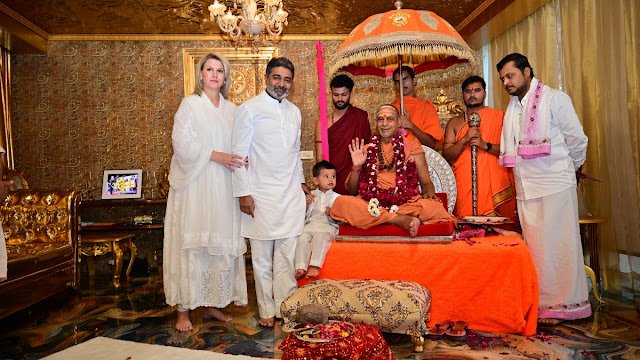 जगद्गुरु शंकराचार्य स्वामी सदानंद सरस्वती महाराज का डॉ. अभिषेक वर्मा के निवास पर आगमन, वर्मा परिवार व शिवसेना नेतृत्व को दिया आशीर्वाद